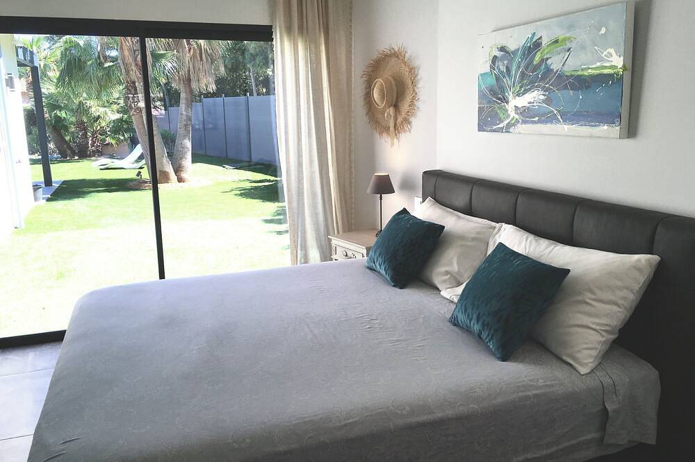 Villa L'hyppocampe, Room in villa with sea view. in Sainte-Maxime, Draguignan Region