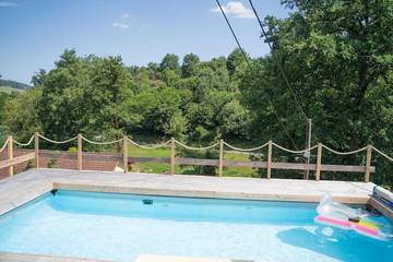 Gîte pour 26 personnes, avec piscine ainsi que jardin et vue, animaux acceptés dans Saint-Didier-sur-Beaujeu