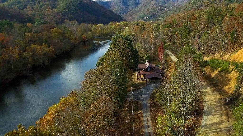 Handwerker-Art-Fluss-Haus, das auf dem französischen breiten Fluss sitzt! in Madison County (NC)