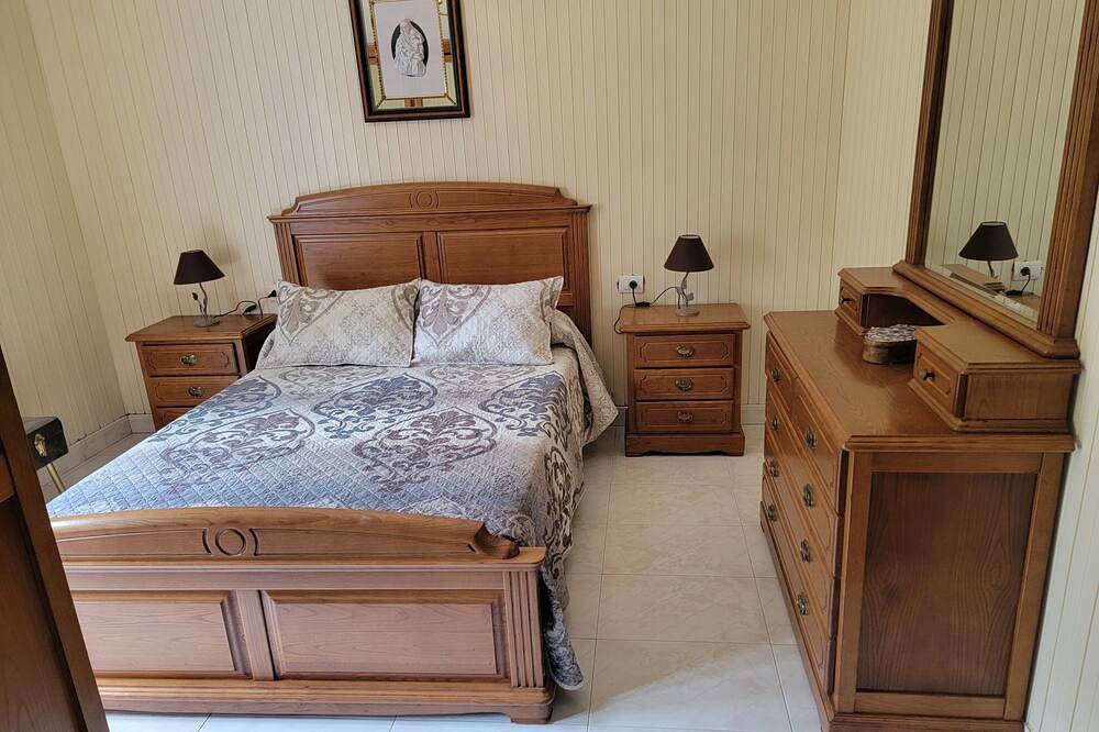 Charming 4 Bedroom House Across from Arnela Beach near Porto do Son! in Praia de Fonforrón (Porto do Son), Porto do Son