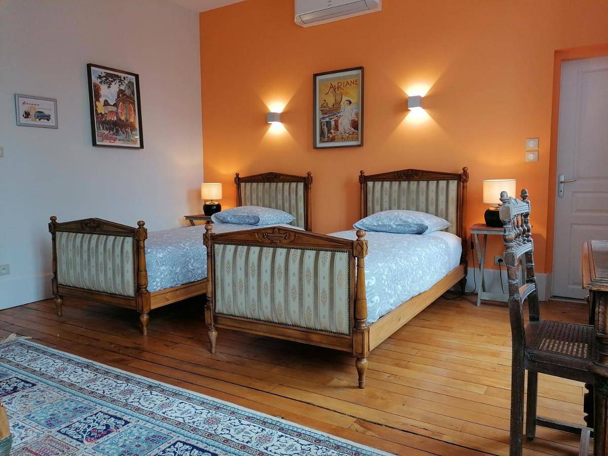 Double Room with Private Bathroom in Lapalisse, Région de Vichy