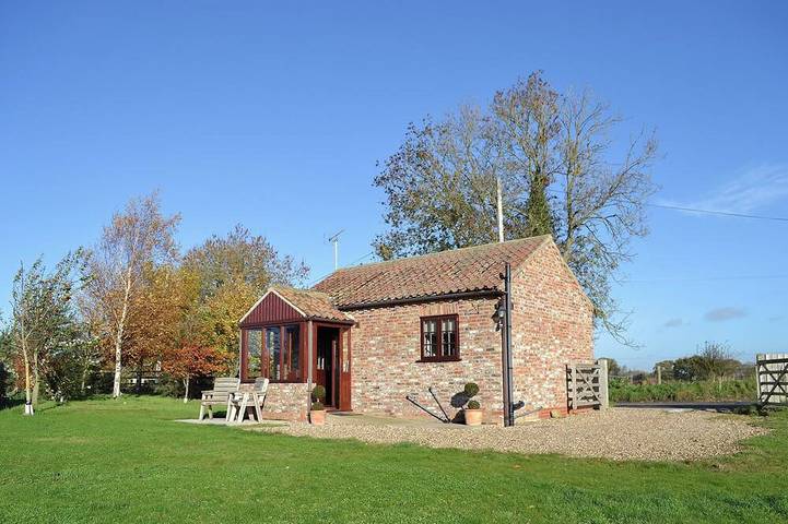 Log cabin for 2 people, with garden, with pets in Brandesburton
