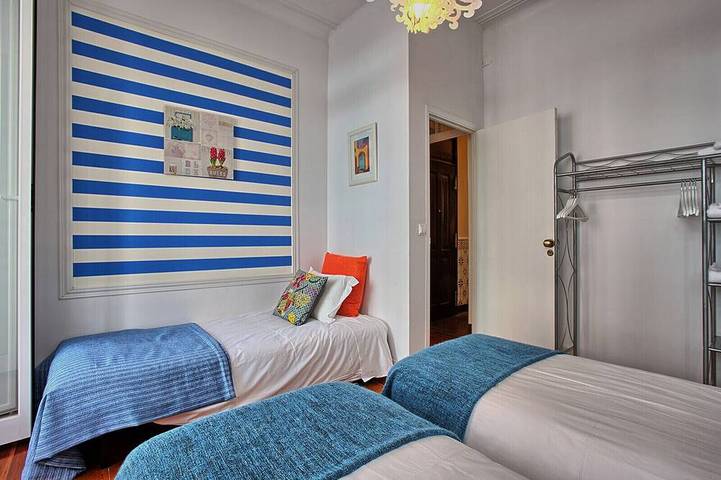 Entire apartment, Terrace & River View | Alfama | AC | Sleeps 6 | 3 Beds 2 Baths | Panteao in São Vicente de Fora, São Vicente (Lisbon)