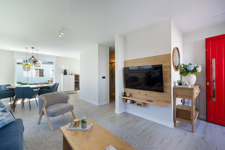 Grandma’s House – Renovated Seaside Home in Central Muxía with Garden & Parking