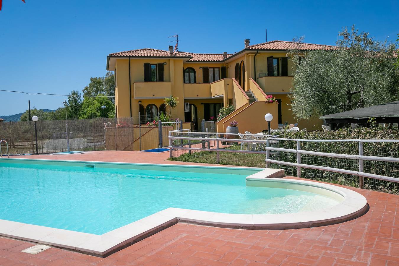 Appartamento intero, Appartamento 'Trilocale Leccino' con terrazza, piscina condivisa e Wi-Fi in Suvereto, Costa degli Etruschi
