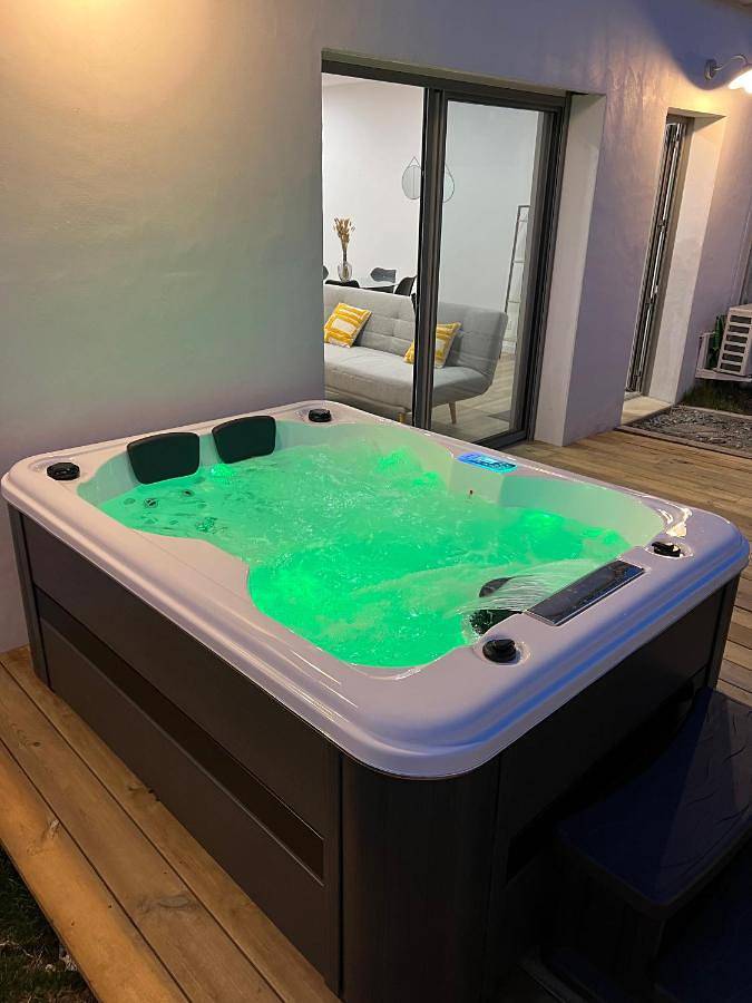 Un cocon climatisé avec jacuzzi in Marsilly, Région de La Rochelle