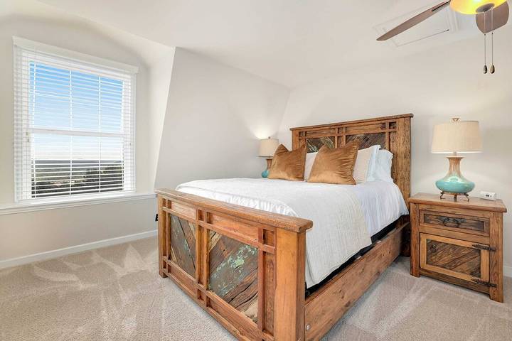 Vacation rental for 6 people, with yard and pool as well as balcony in Fayetteville