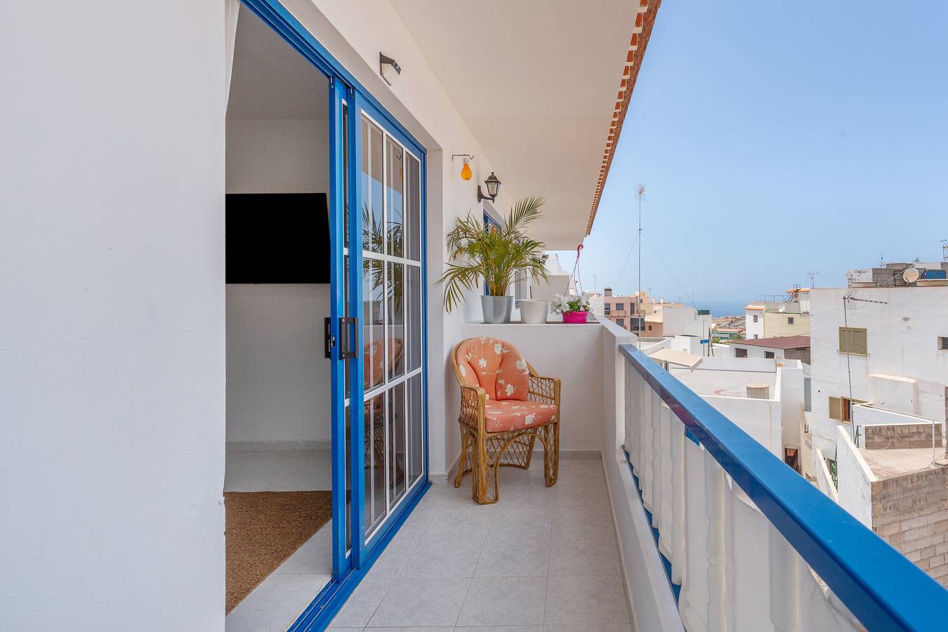 Apartamento entero, Vacaciones 'Retama' con vistas al mar, balcón y Wi-Fi in La Postura, Adeje