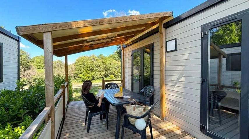 Camping pour 8 personnes, avec terrasse et piscine, animaux acceptés