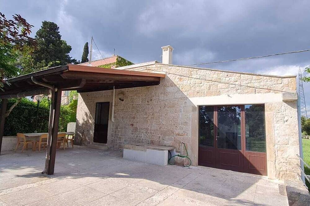 Stone farmhouse surrounded by greenery with shared pool in Castellana Grotte, Province de Bari