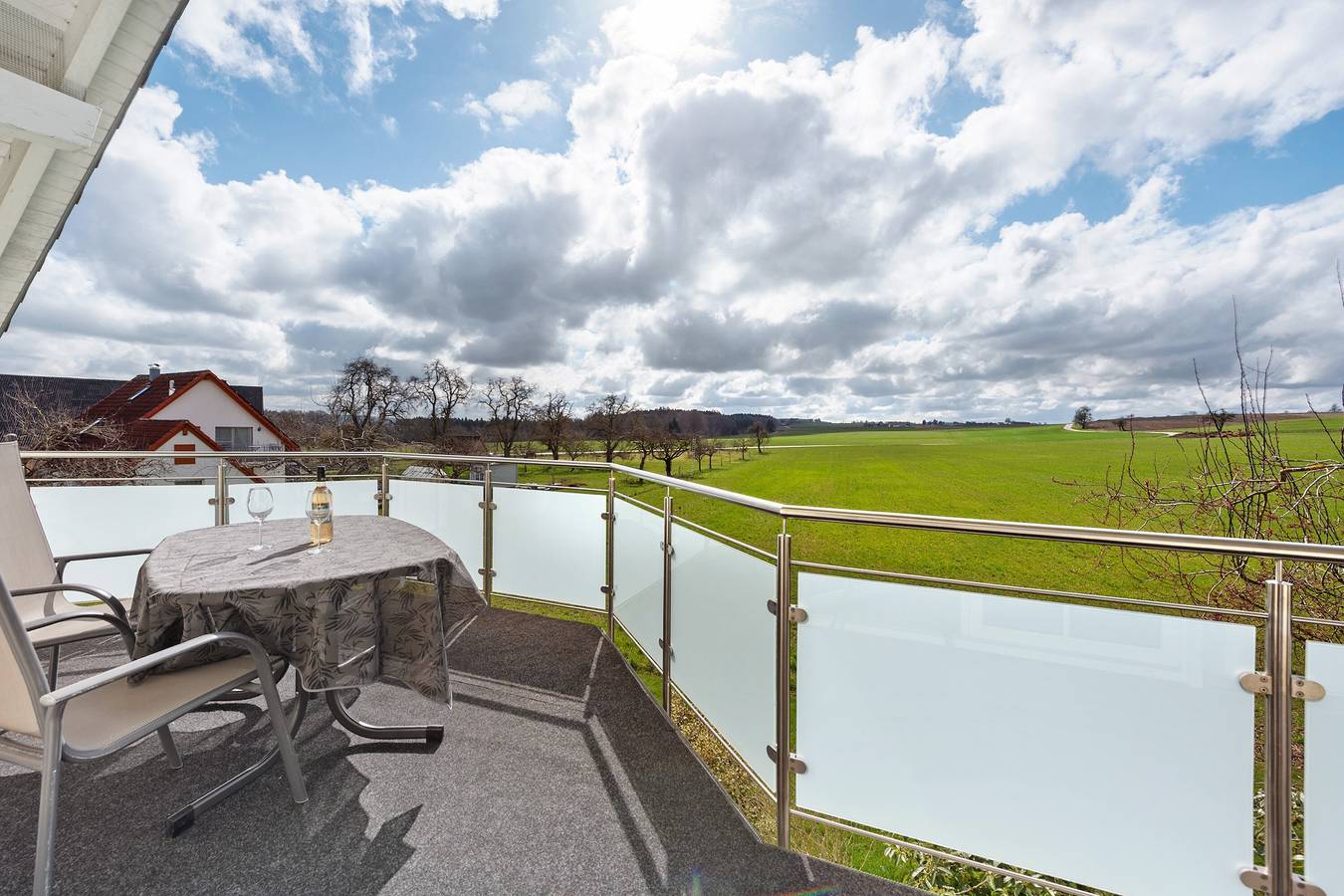 Ganze Wohnung, Gemütliche Ferienwohnung im Dachgeschoss "Vogelsang" mit Bergblick, Wlan & Balkon in Herdwangen-Schönach, Region Bodensee-Oberschwaben