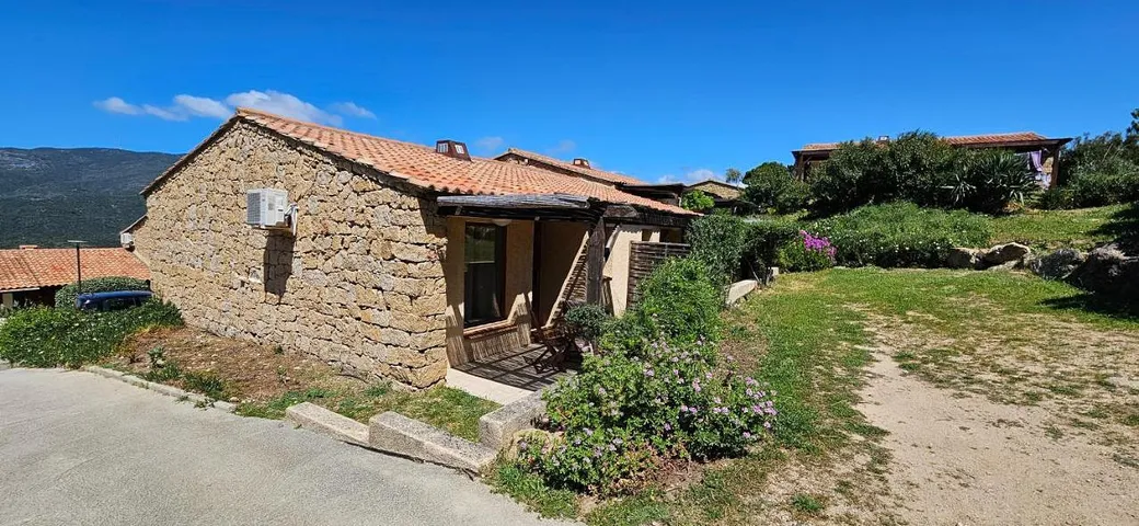 Casa de vacaciones para 4 personas, con vistas además de jardín y piscina - 1
