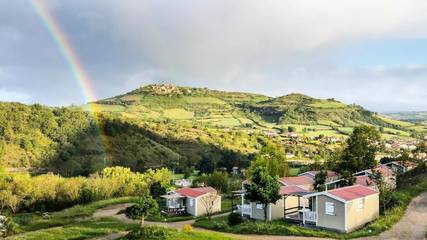 Gîte pour 5 personnes, avec piscine ainsi que terrasse et vue, animaux acceptés à Saint-Georges-de-Luzençon