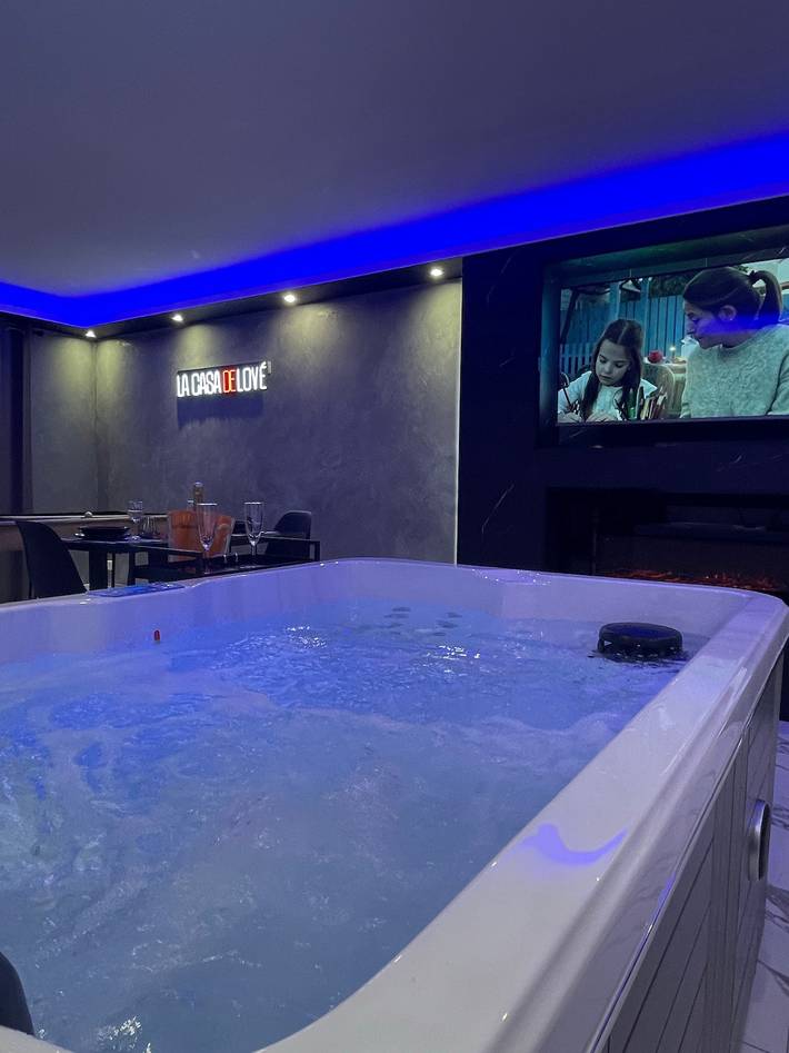 Maison de vacances 'La Casa De Lové Suite Jacuzzi' avec jardin privé et Wi-Fi in Melun, Seine-et-Marne