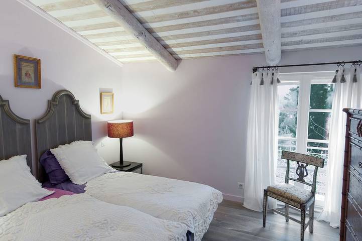 Authentic Bastide in Aix en Provence Clim, Swimming pool, 5 bedrooms, 10 travellers in Le Tholonet, Aix-en-Provence region
