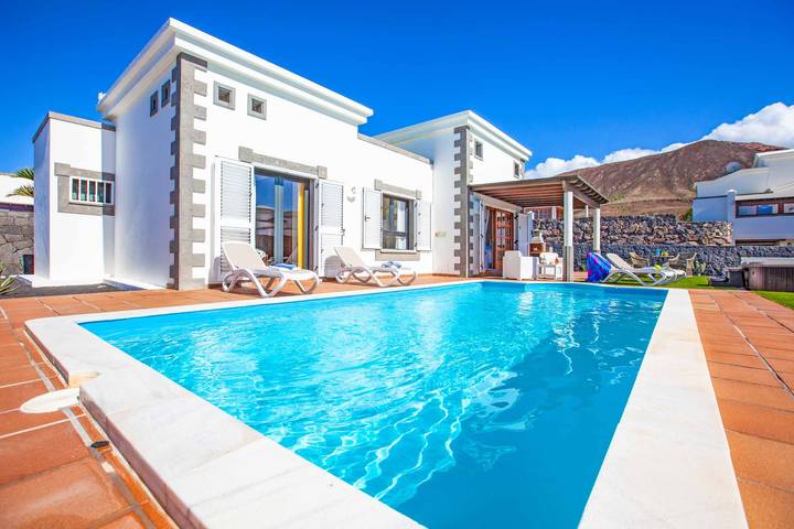 Chalet para 4 personas, con terraza y jacuzzi además de piscina y jardín en Lanzarote - 2