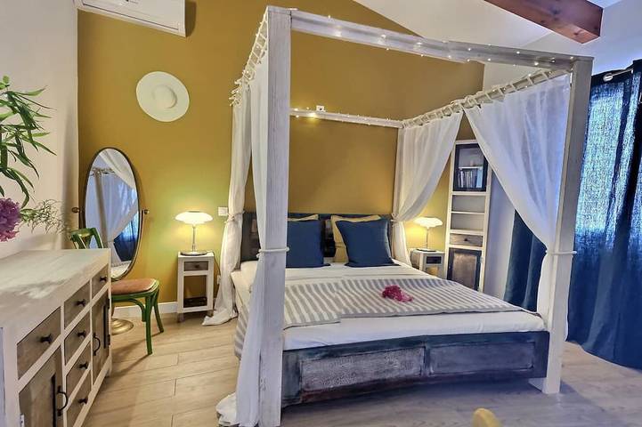 Gîte pour 4 personnes, avec terrasse ainsi que jardin et piscine à Théza - 2