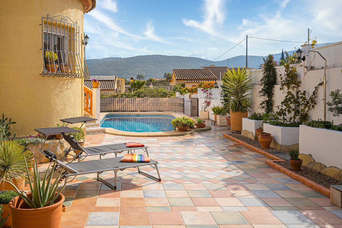 Entire apartment, Apartment "La Mandarina" with Mountain View, Pool, Wi-Fi, A/C & Terrace in Orba, Costa Blanca