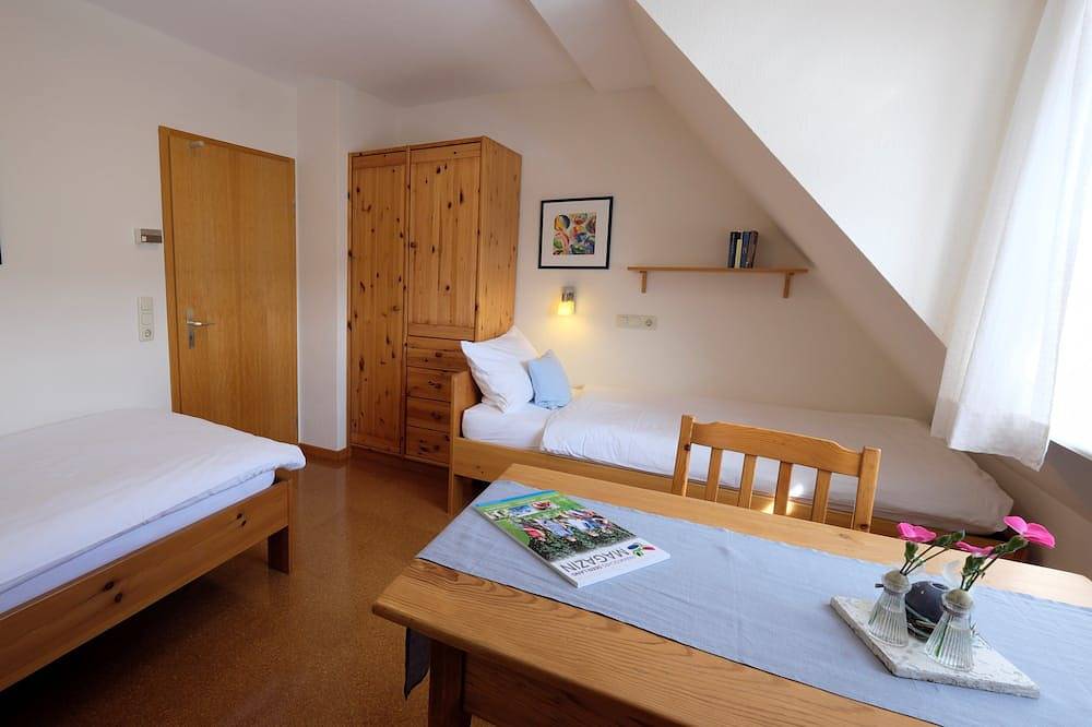 Ganze Wohnung, Helle Ferienwohnung (54 qm) für bis zu vier Personen mit kostenfreiem Wlan in Langlau, Pfofeld