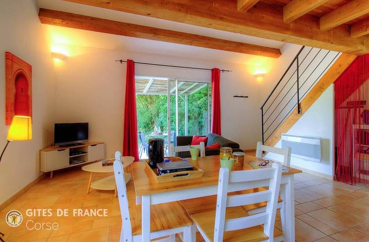 Gîte pour 2 personnes, avec Terrasse ainsi que Piscine et Vue à Sisco - 4
