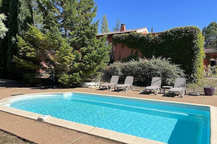 Gîte pour 4 personnes, avec Terrasse ainsi que Jardin et Piscine à Roussillon