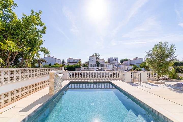 Casa rural para 6 personas, con terraza, Se admiten mascotas en Ampuriabrava - 2