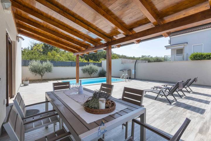 Ferienwohnung für 6 Personen, mit Terrasse und Garten sowie Pool in Banjole