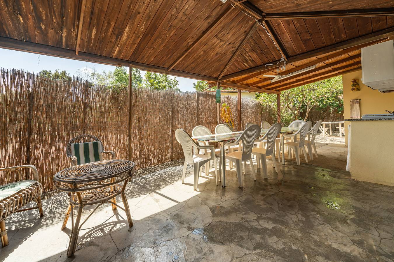 Casa Vacanze 'Chia, 5 Camere per 12 Persone' con Vista Montagna, Wi-Fi e Aria Condizionata in Chia, Domus De Maria
