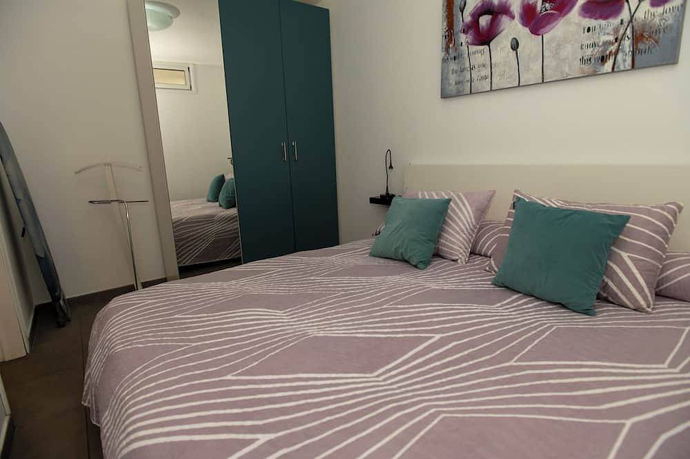 Entire apartment, Los Cristianos town centre, ocean facing penthouse, amazing views of harbour. in Los Cristianos, Arona