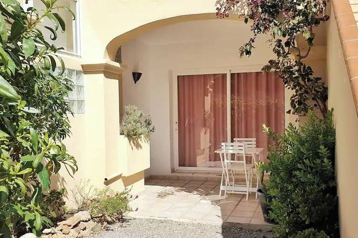 Apartamento para 3 personas, con balcón y jardín en Cala Llenya