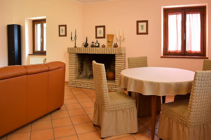Villa for 8 people, with garden and terrace, with pets in Abruzzo