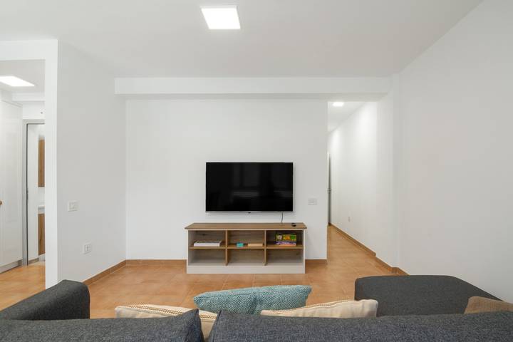 Apartamento entero, Vacaciones 'S Q Playa De Sardina' con vistas a la montaña, piscina compartida y Wi-Fi in Sardina del Norte, Gáldar