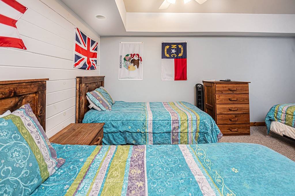 Sunkissed Lodge | Hot Tub, Games, Great Views! in McHenry, Deep Creek Lake