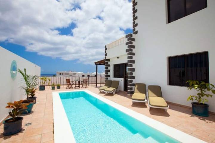 Villa for 8 people, with hot tub and balcony in Puerto del Carmen Old Town