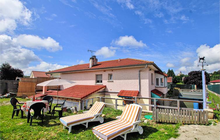 Gîte pour 6 personnes, avec jardin ainsi que piscine et terrasse, animaux acceptés à Flachères