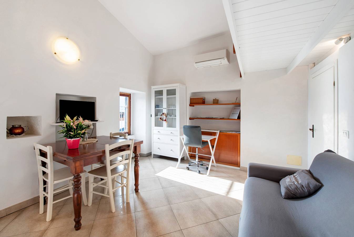 Vakantiehuis 'Casa Tua Alla Torre' met uitzicht op het meer, Wi-Fi en airconditioning in Marone, Gemeente Marone