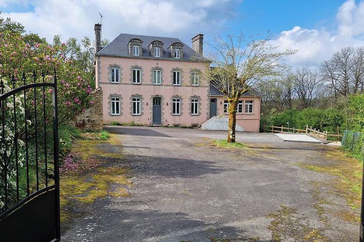 Location de vacances pour 10 personnes, avec terrasse et jardin, animaux acceptés à Langoëlan