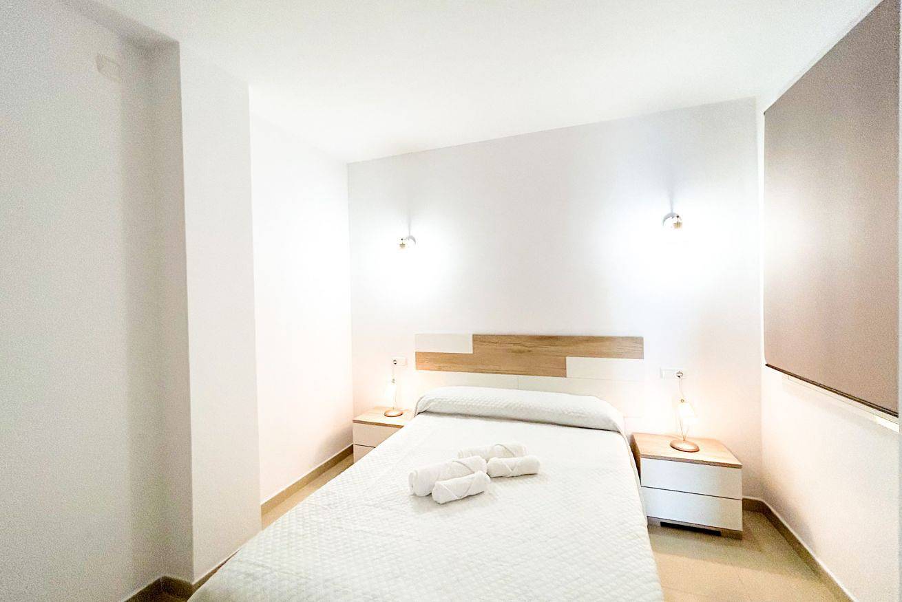 Apartamento entero, Apartamento en 1ª línea de playa de Sabinillas con vistas al mar in San Luis de Sabinillas, Manilva