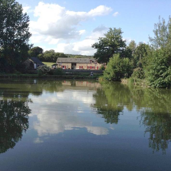 Gîte pour 4 personnes, avec Terrasse et Jardin ainsi que Vue sur le lac et Vue dans Izé