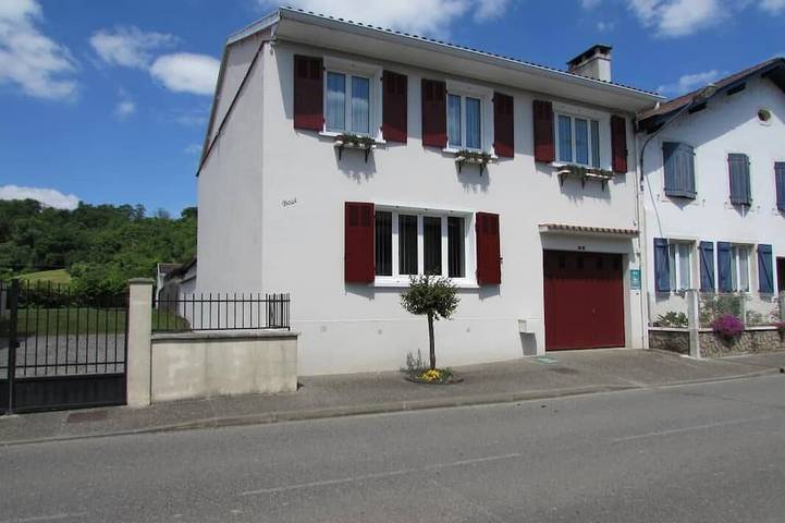 Location de vacances pour 8 personnes, avec piscine et jardin à Sorde-l'Abbaye