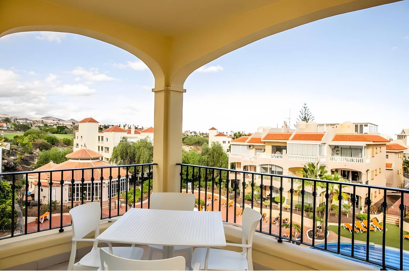 Entire apartment, Vacation 'Michelangelo Resort 126' with Shared Pool, Shared Garden and Air Conditioning in Las Adelfas, San Miguel de Abona