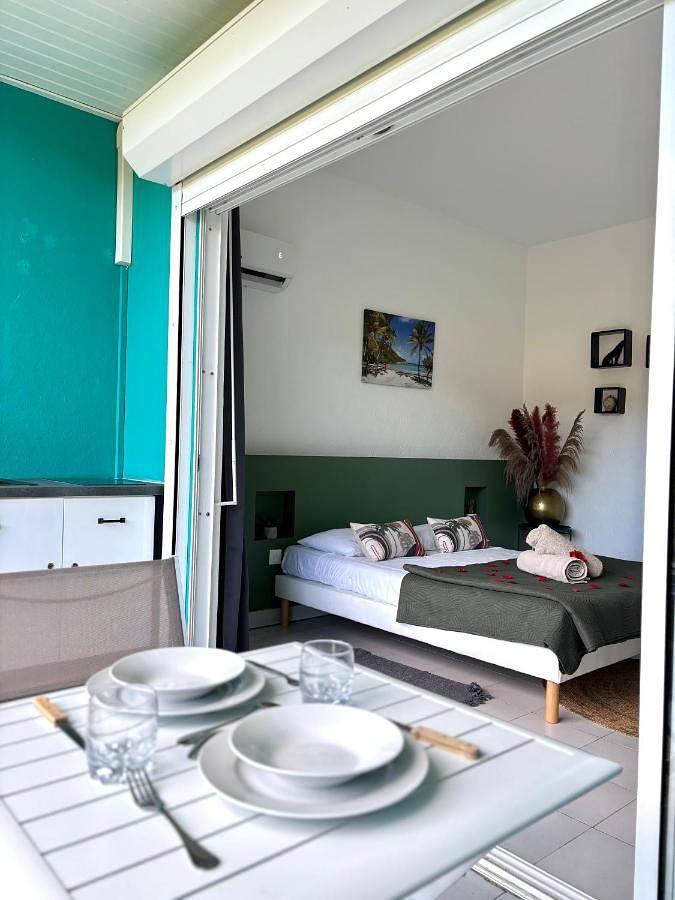 Gîte pour 2 personnes, avec piscine ainsi que jardin et terrasse dans Plage de Folle Anse