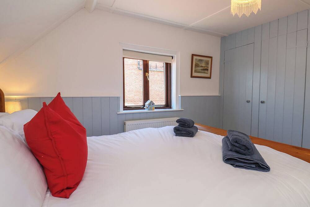 Fleming Cottage, pet friendly, with a garden in Hunmanby in North Yorkshire