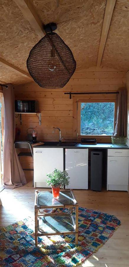 Location de vacances pour 2 personnes, avec vue ainsi que piscine et terrasse à Cornillon-Confoux - 2