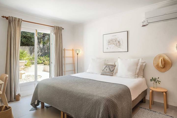 Stylish 5-Bedroom Villa in Binibeca - Private Pool, Walk to Beach & Restaurants in Binibeca, Sant Lluís