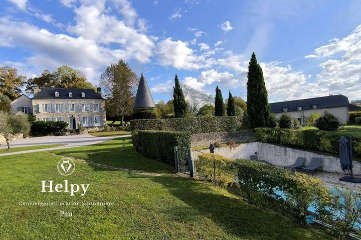 Villa pour 9 personnes, avec Terrasse et Jardin ainsi que Piscine et Vue dans Béarn