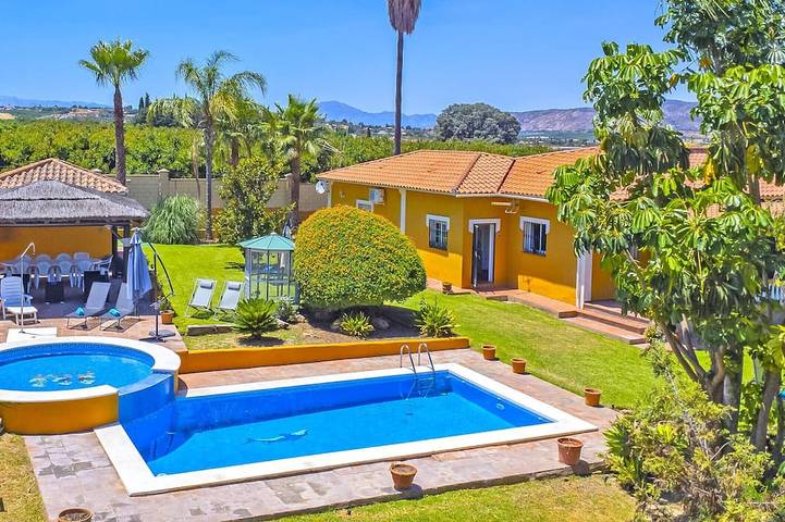 Gîte pour 10 personnes, avec terrasse ainsi que jardin et piscine - 1