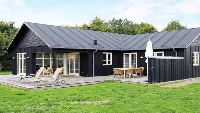 Ferienhaus für 9 Personen, mit Sauna und Terrasse sowie Whirlpool in Lolland