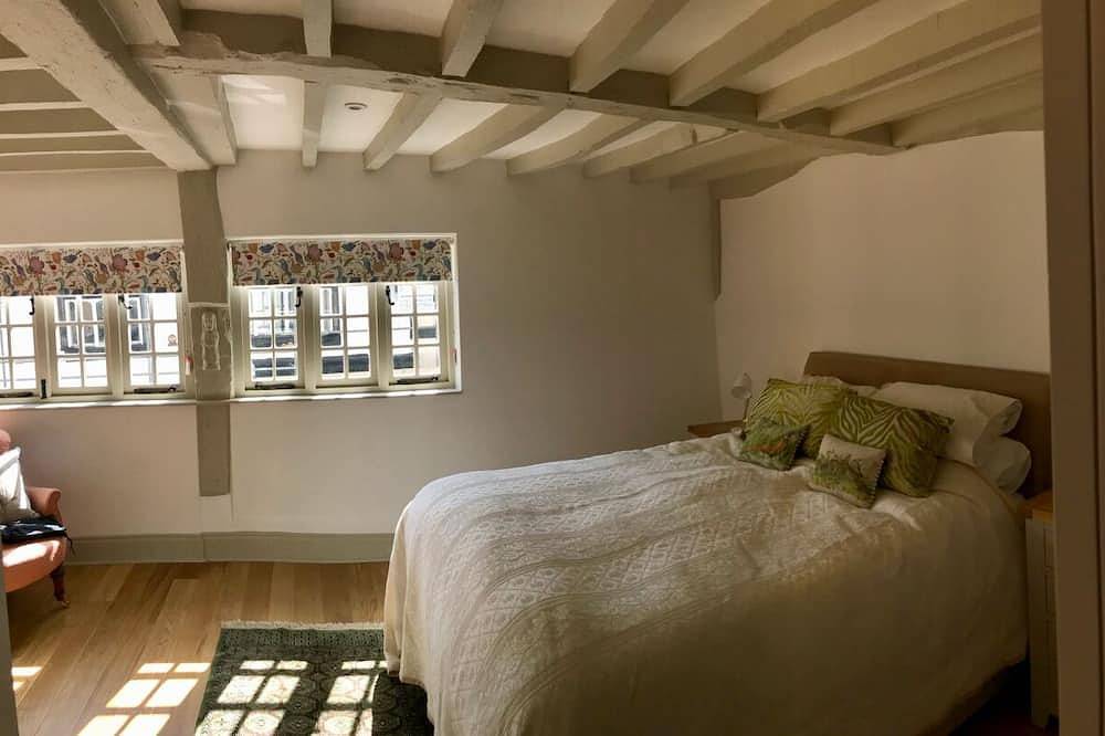 Dove Cottage beautifully restored Tudor cottage sleeps 6 or 7 in Winchcombe, Gloucestershire