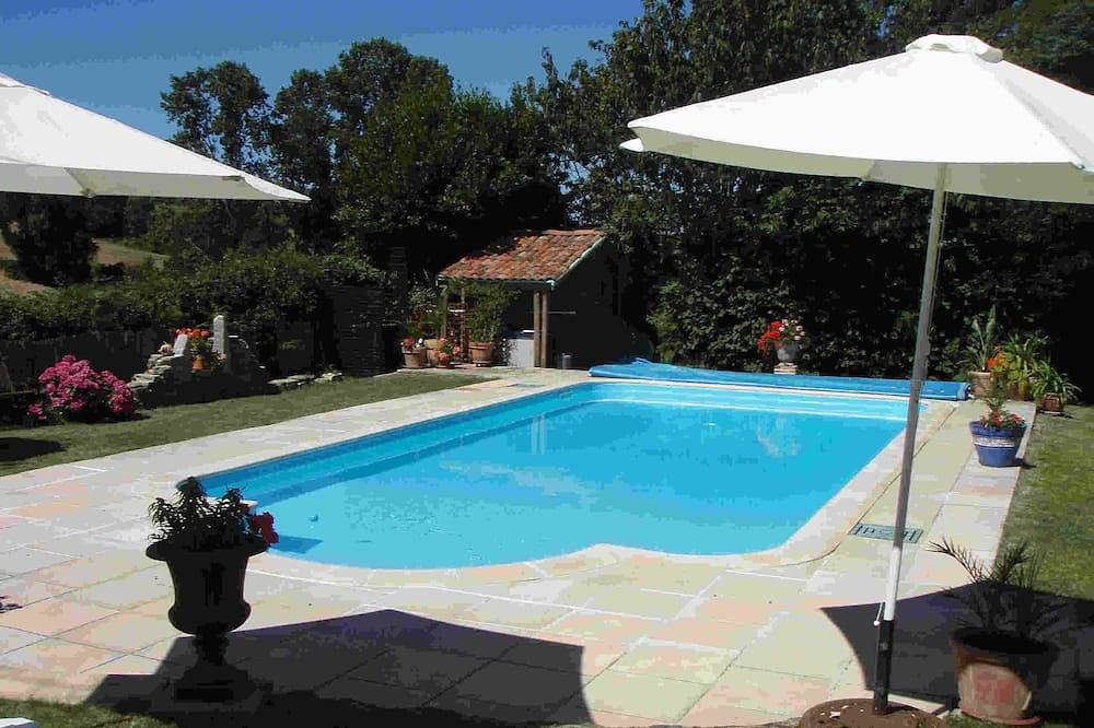Belle piscine privée chauffée, proche du Puy du Fou. Cadre paisible à la campagne. in Saint-Pierre-du-Chemin, Fontenay-le-Comte